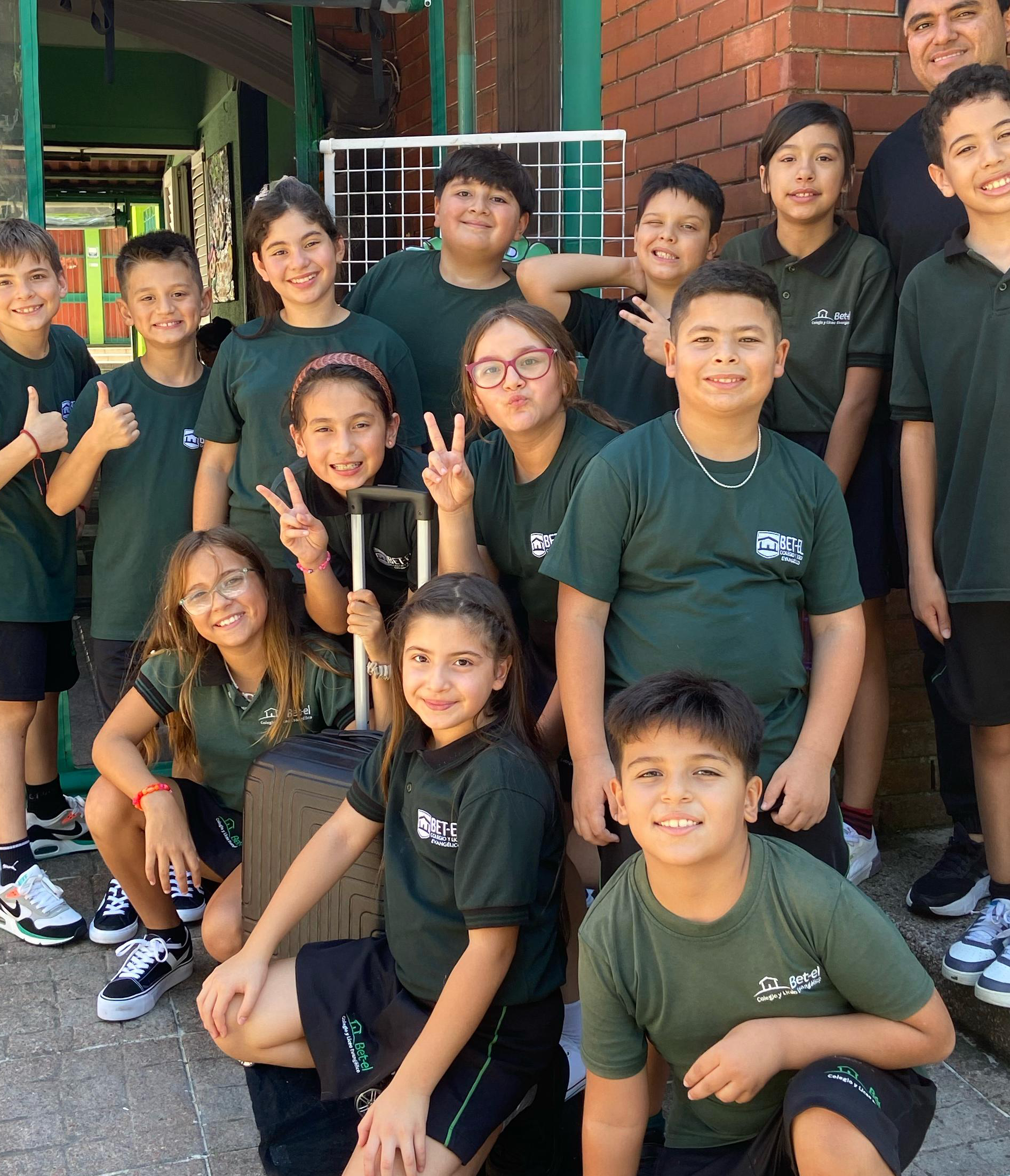 Estudiantes en biblioteca moderna estudiando juntos