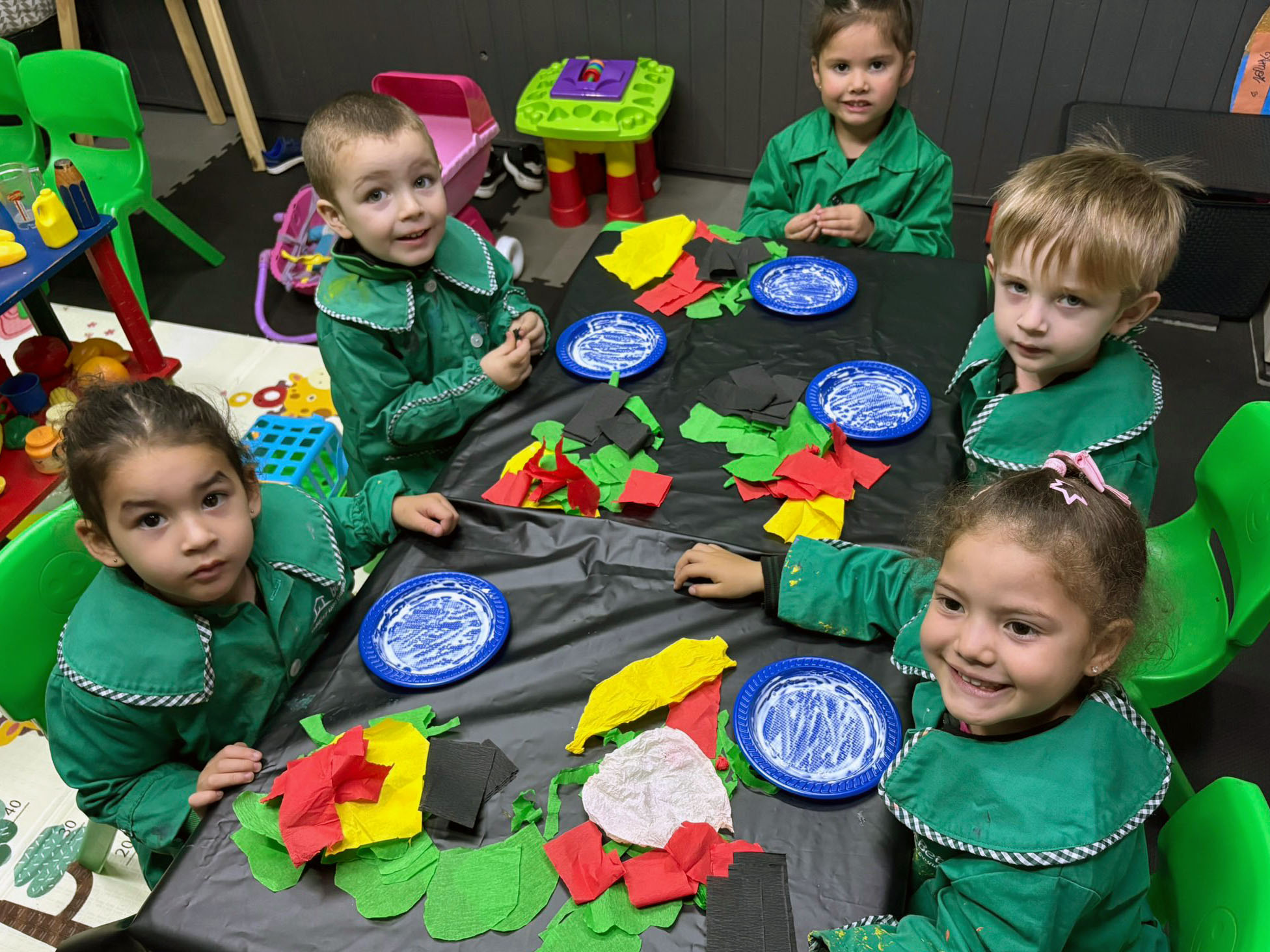 Niños de nivel inicial jugando en un aula luminosa