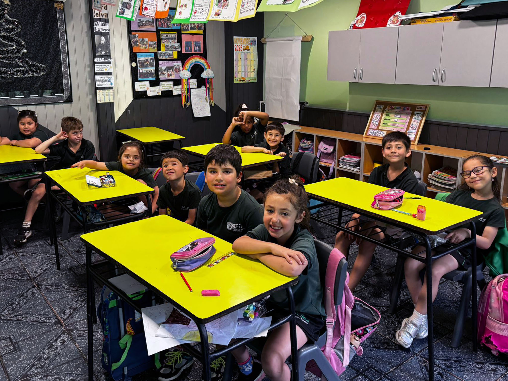 Estudiantes de primaria participando en clase