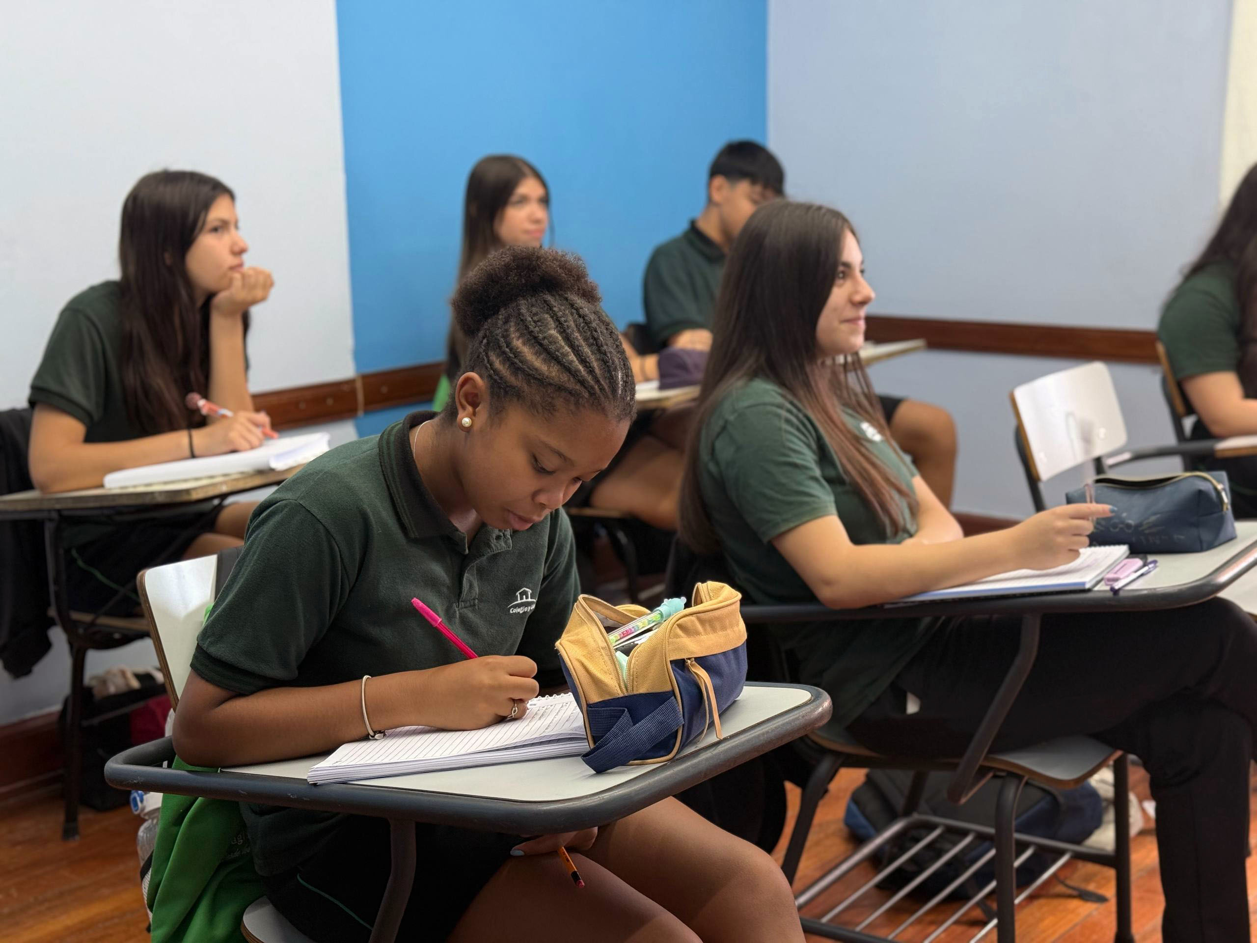 Estudiantes de secundaria trabajando en equipo en proyecto